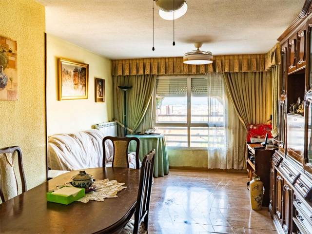 Piso en Venta en Calle de Felipe de Diego, 28 en Palomeras Bajas