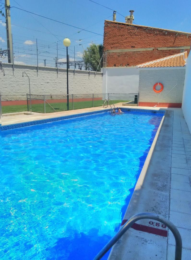 Piscina de Casa adosada en venda en Alcázar de San Juan amb Piscina i Balcó