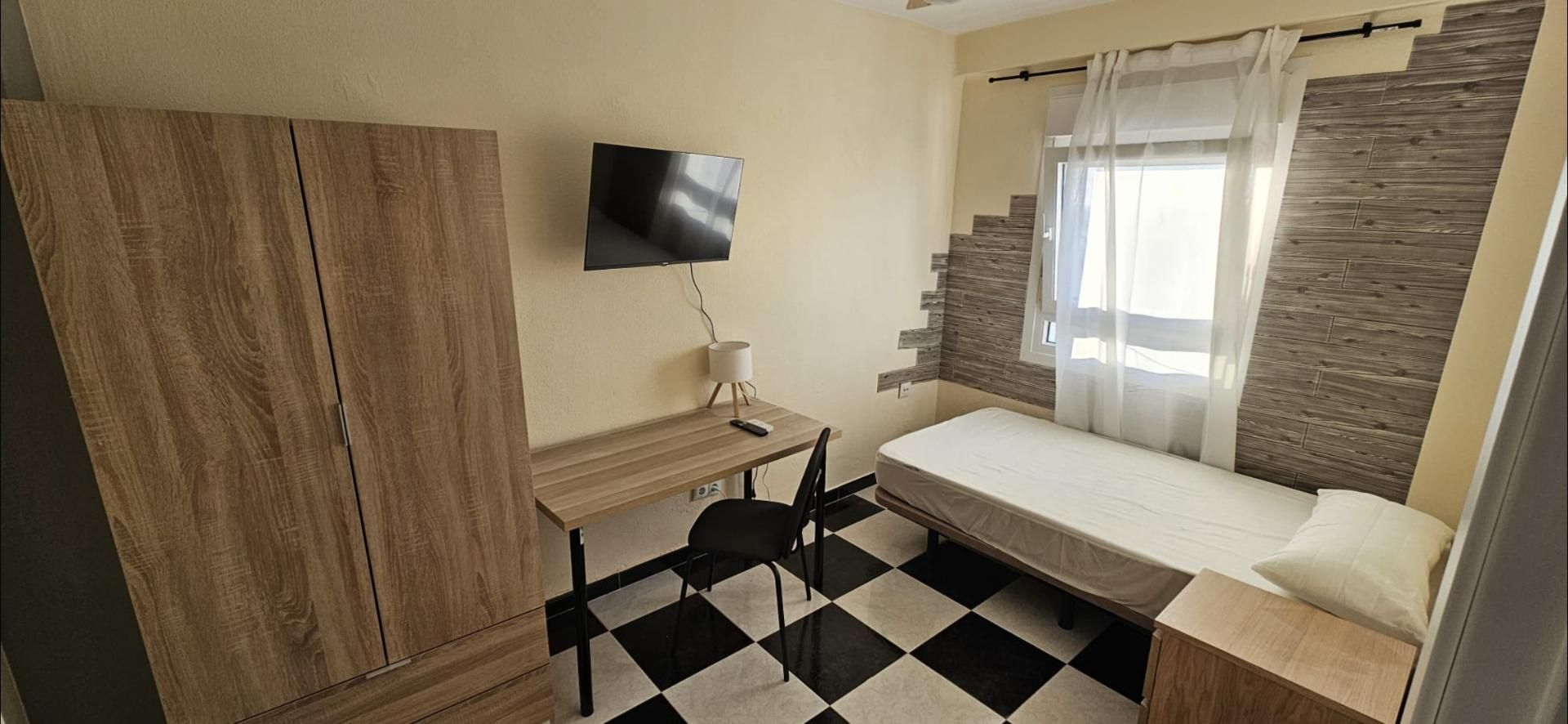 Flat to share in Calle Pamplona, 2, Núcleo urbano Bedroom of Flat to share in Chiclana de la Frontera with Furnished, Oven and Washing machine