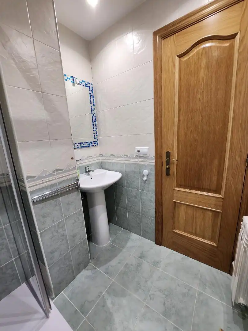 Houses for sale in Calle Bobby Deglané, 15, Centro Bathroom of Houses for sale in Ponferrada with Terrace and Balcony