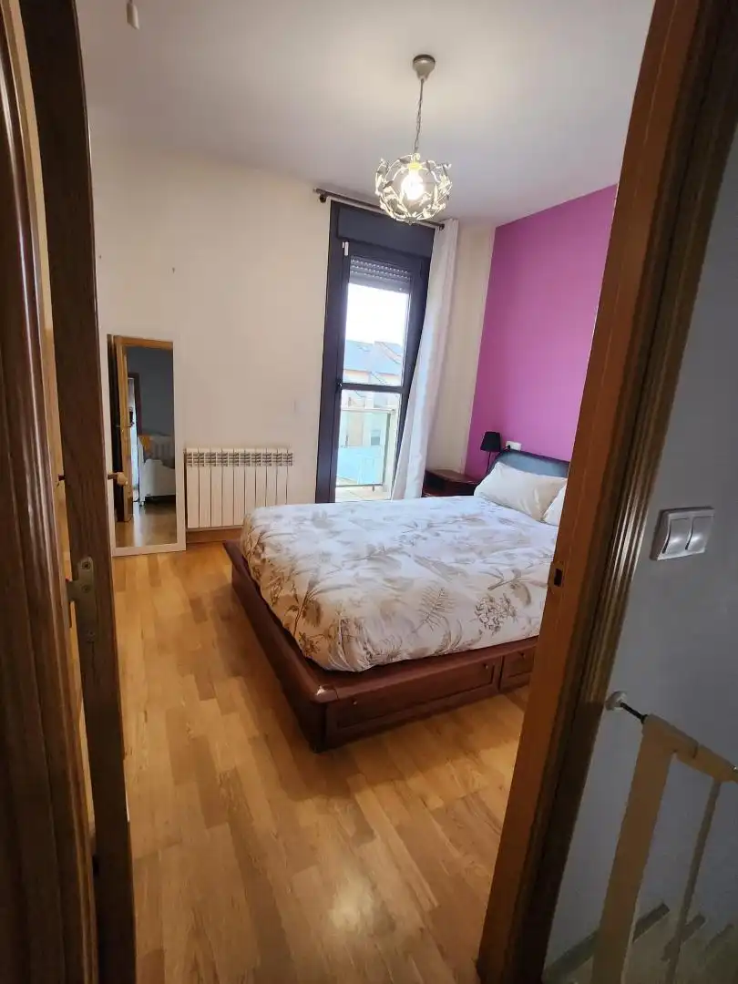 Houses for sale in Calle Bobby Deglané, 15, Centro Bedroom of Houses for sale in Ponferrada with Terrace and Balcony