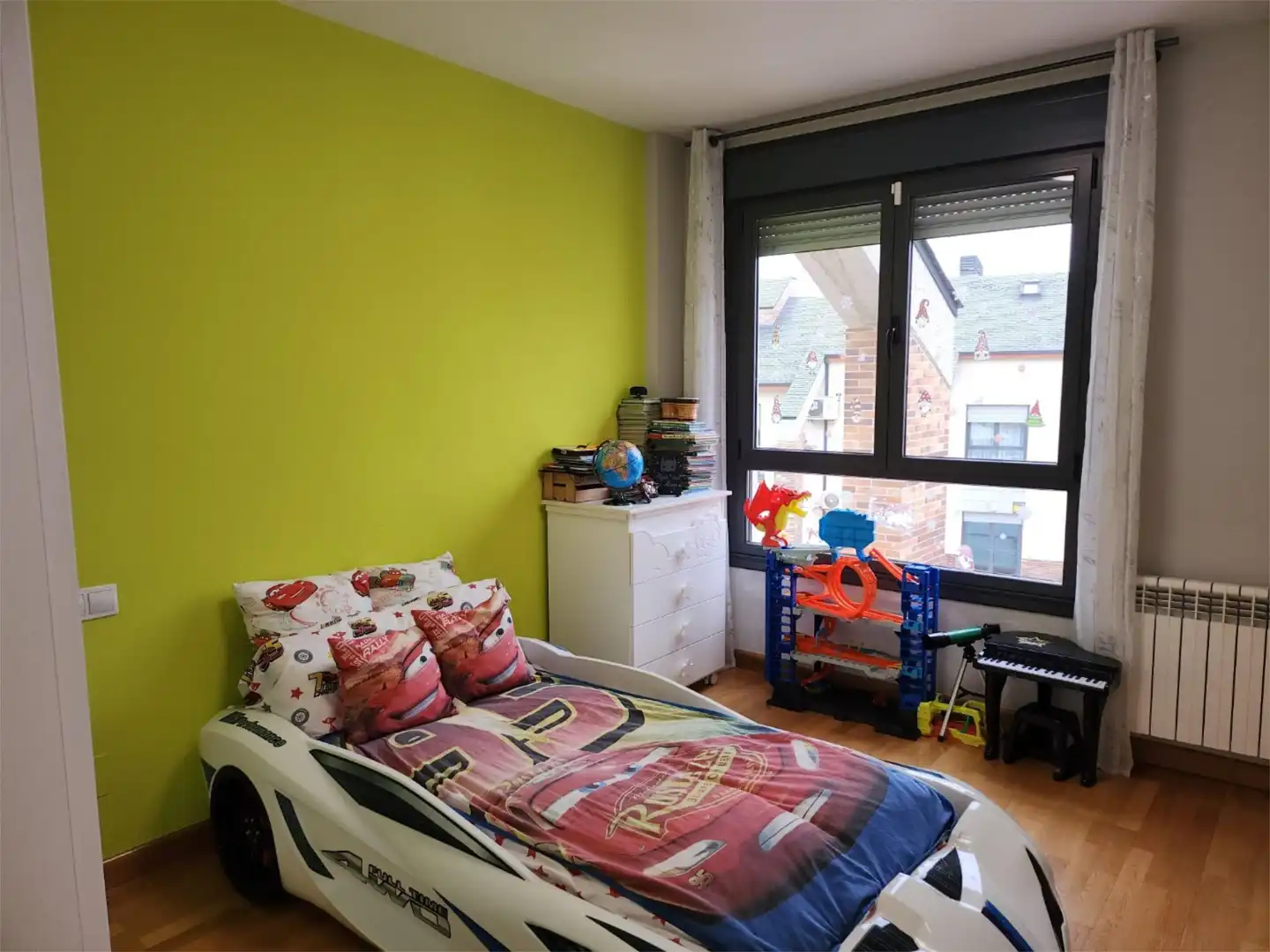 Houses for sale in Calle Bobby Deglané, 15, Centro Bedroom of Houses for sale in Ponferrada with Terrace and Balcony
