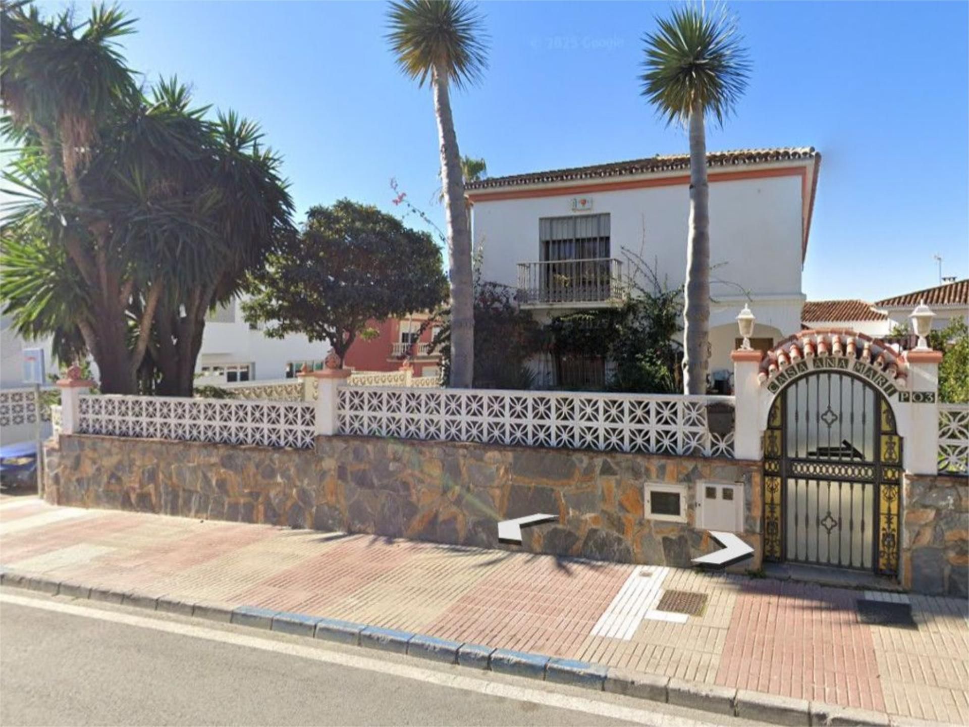 Vista exterior de Casa o xalet en venda en Marbella amb Aire condicionat, Terrassa i Piscina