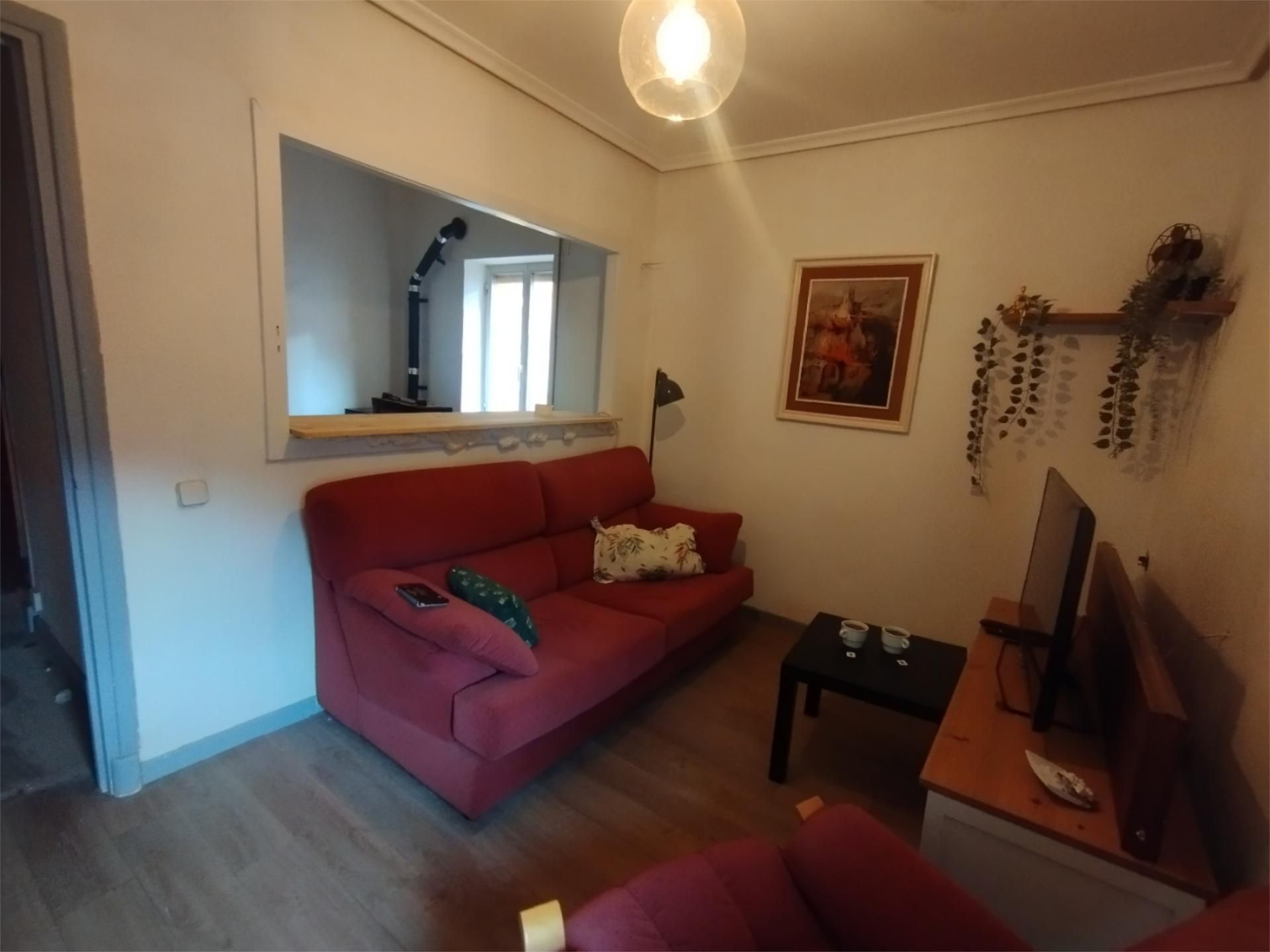 Sala d'estar de Pis de lloguer en La Pola de Gordón  amb Calefacció, Jardí privat i Traster