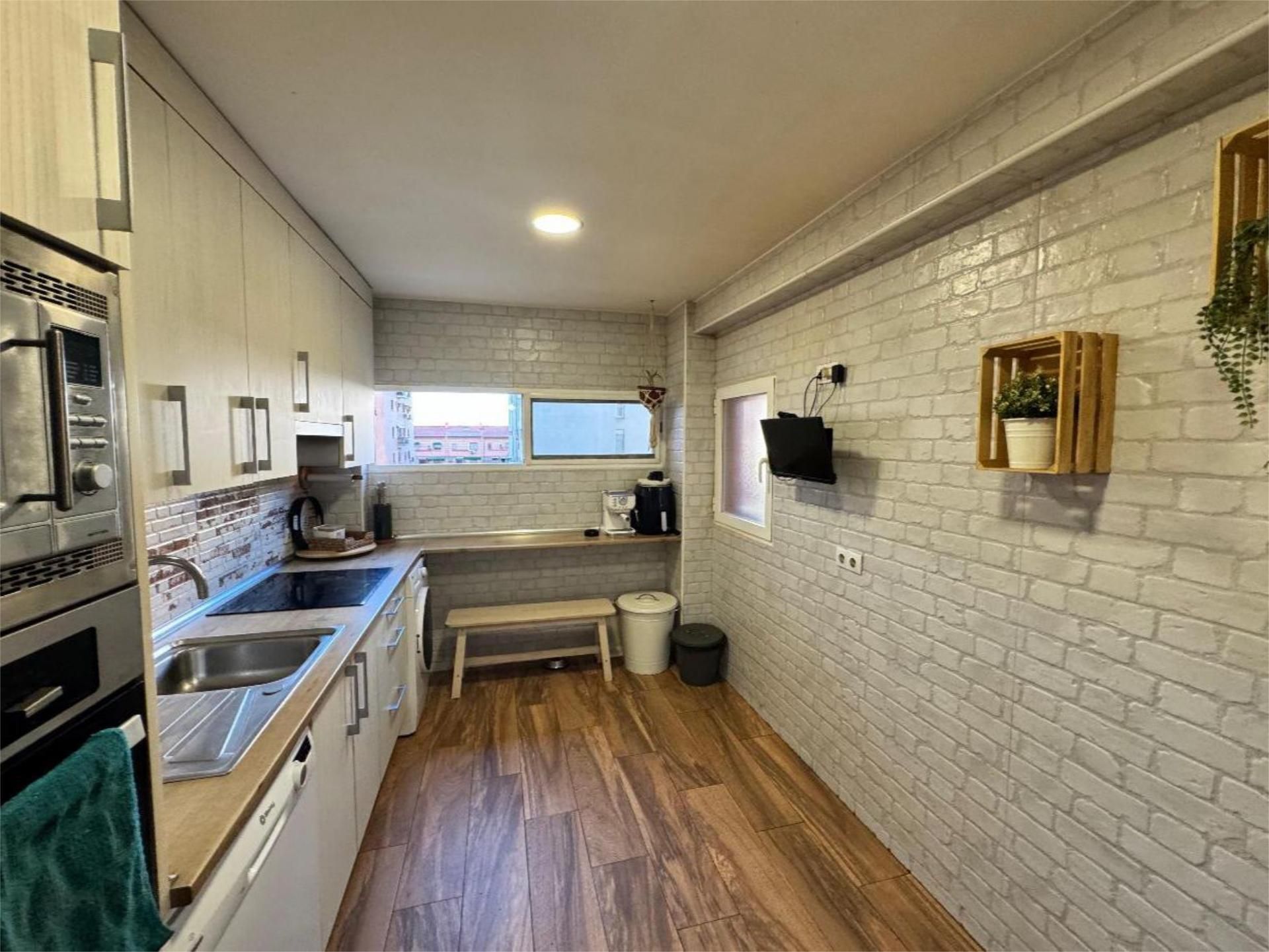 Flat for sale in Plaza Juan Gómez de Mora, 3, Reyes Católicos Kitchen of Flat for sale in Alcalá de Henares with Air Conditioner, Heating and Balcony