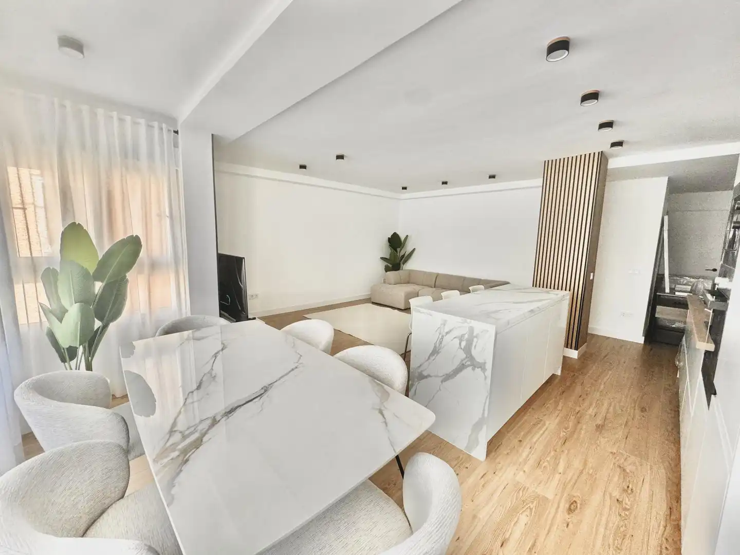 Pis en venda a Calle Vázquez Clavel, 5, Los Jardines de Marbella - La Ermita Sala d'estar de Pis en venda en Marbella amb Moblat, Aparcament comunitari i Videoporter