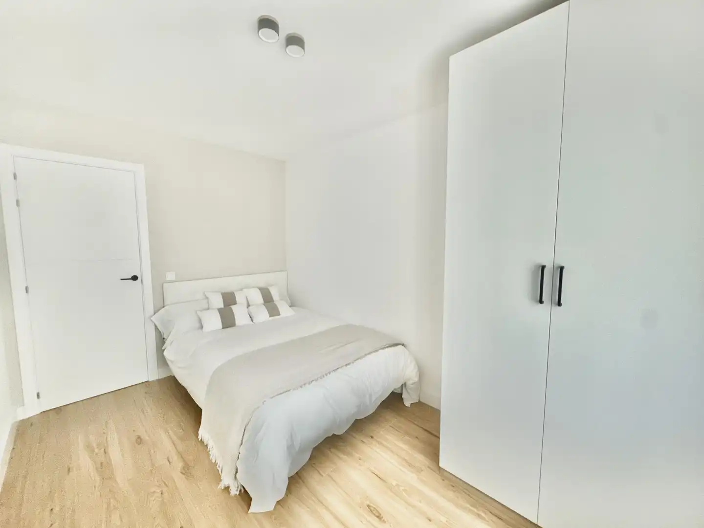 Pis en venda a Calle Vázquez Clavel, 5, Los Jardines de Marbella - La Ermita Dormitori de Pis en venda en Marbella amb Moblat, Aparcament comunitari i Videoporter