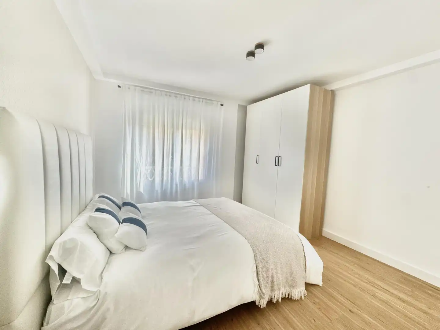 Pis en venda a Calle Vázquez Clavel, 5, Los Jardines de Marbella - La Ermita Dormitori de Pis en venda en Marbella amb Moblat, Aparcament comunitari i Videoporter