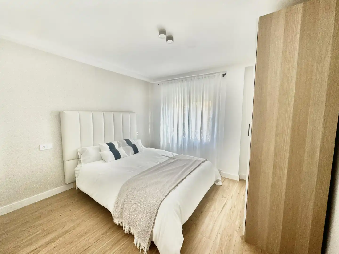 Pis en venda a Calle Vázquez Clavel, 5, Los Jardines de Marbella - La Ermita Dormitori de Pis en venda en Marbella amb Moblat, Aparcament comunitari i Videoporter