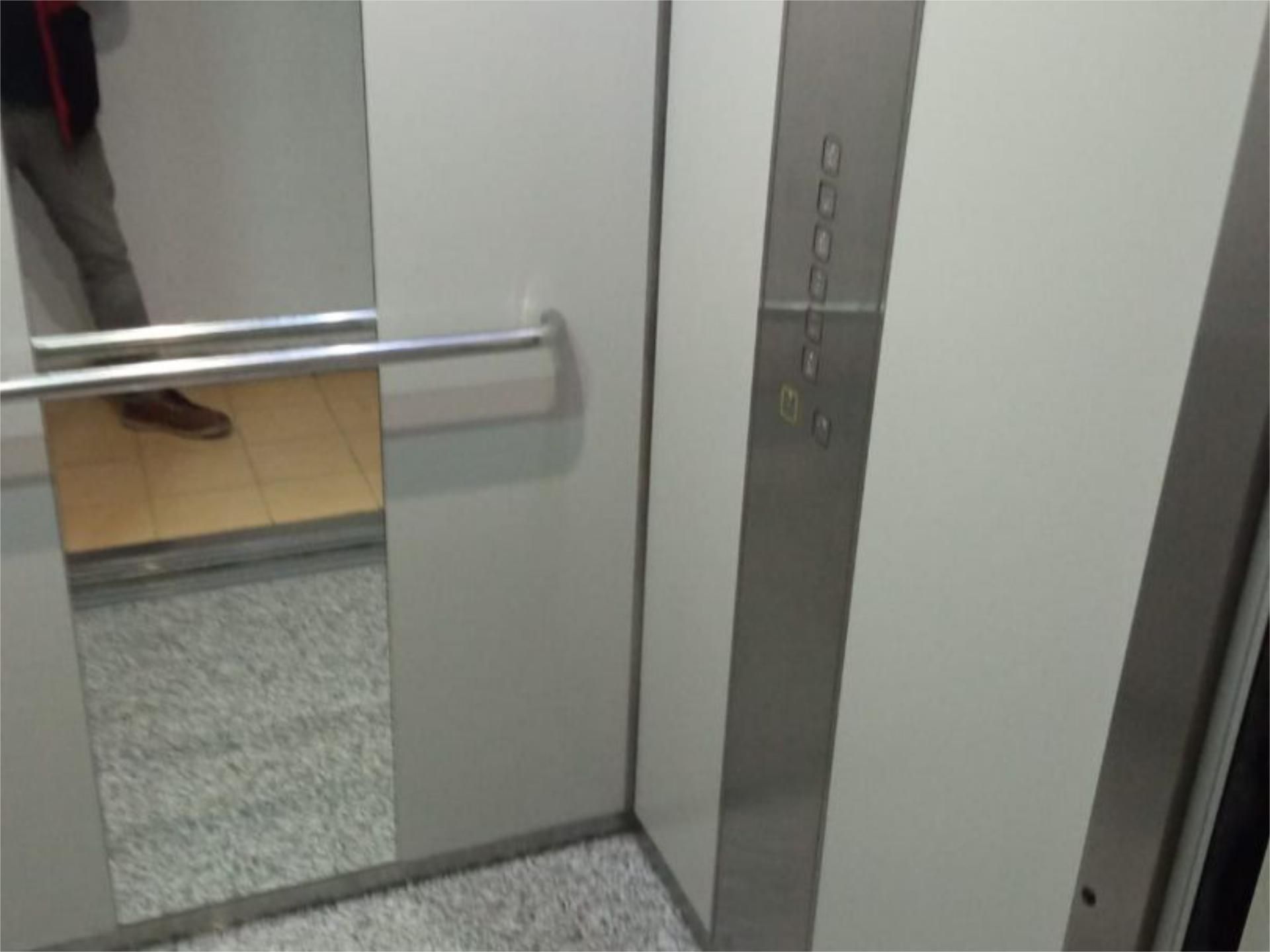 Flat for sale in  Valencia Capital  with Air Conditioner and Balcony