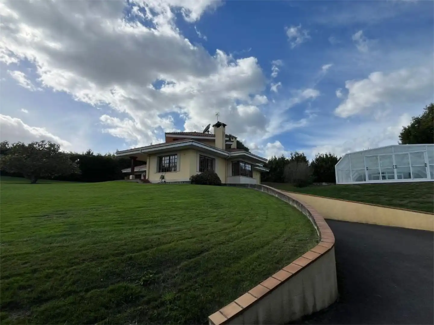 Pis en venda a Camino del Castillo, 124, Bernueces Vista exterior de Pis en venda en Gijón amb Calefacció, Jardí privat i Terrassa