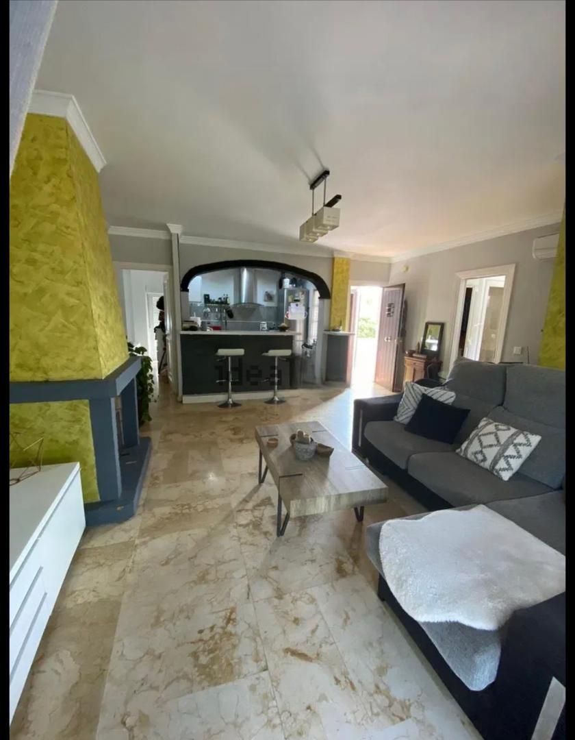 Sala d'estar de Casa adosada en venda en Estepona