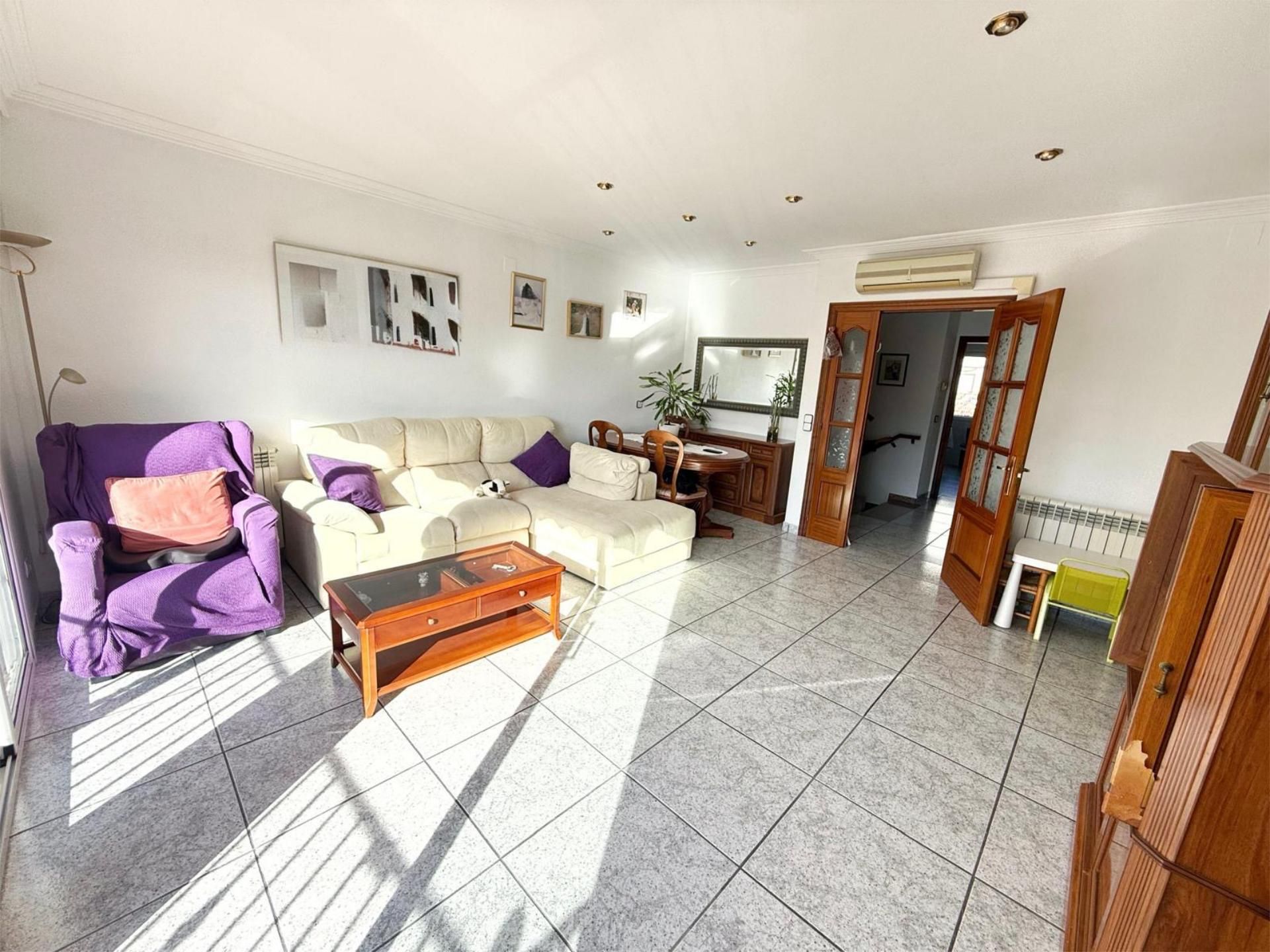 Casa adosada en venda a Carrer Industrials, 45, Castell d'Aro Sala d'estar de Casa adosada en venda en Castell d'Aro, Platja d'Aro i s'Agaró amb Aire condicionat, Terrassa i Balcó