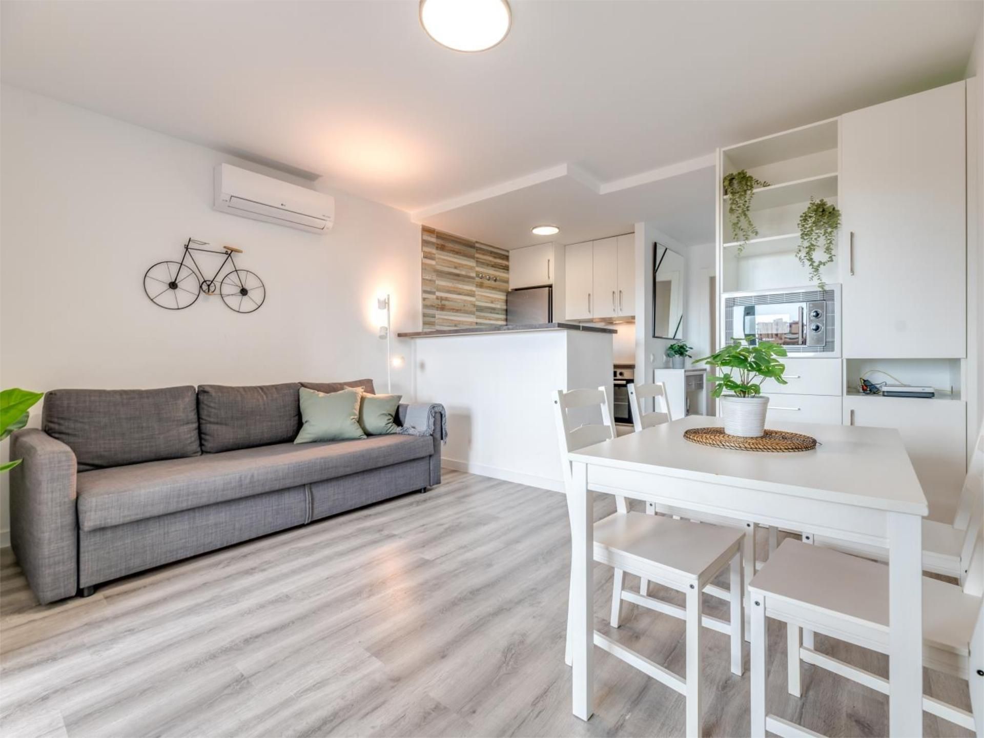 Sala d'estar de Pis de lloguer en Benalmádena amb Aire condicionat, Terrassa i Piscina