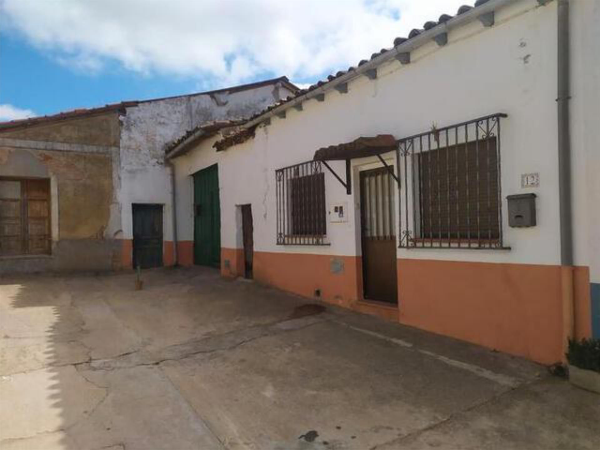 Exterior view of House or chalet for sale in Fuentesaúco  with Heating, Private garden and Terrace
