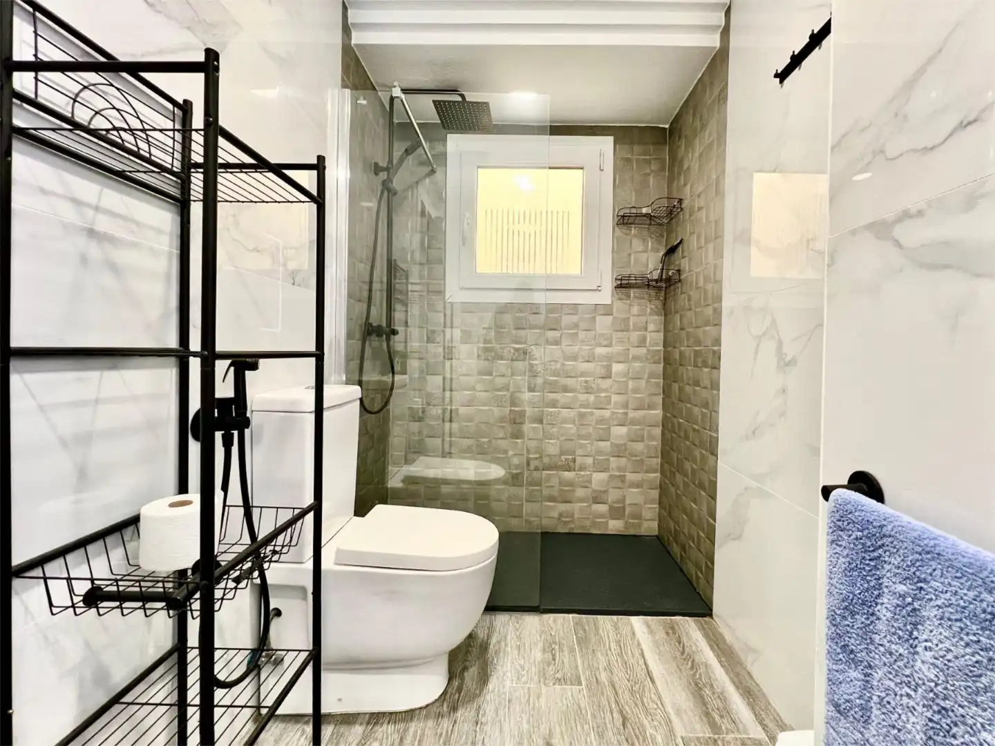 Badezimmer von Wohnung zur Miete in Torrevieja mit Klimaanlage, Heizung und Terrasse