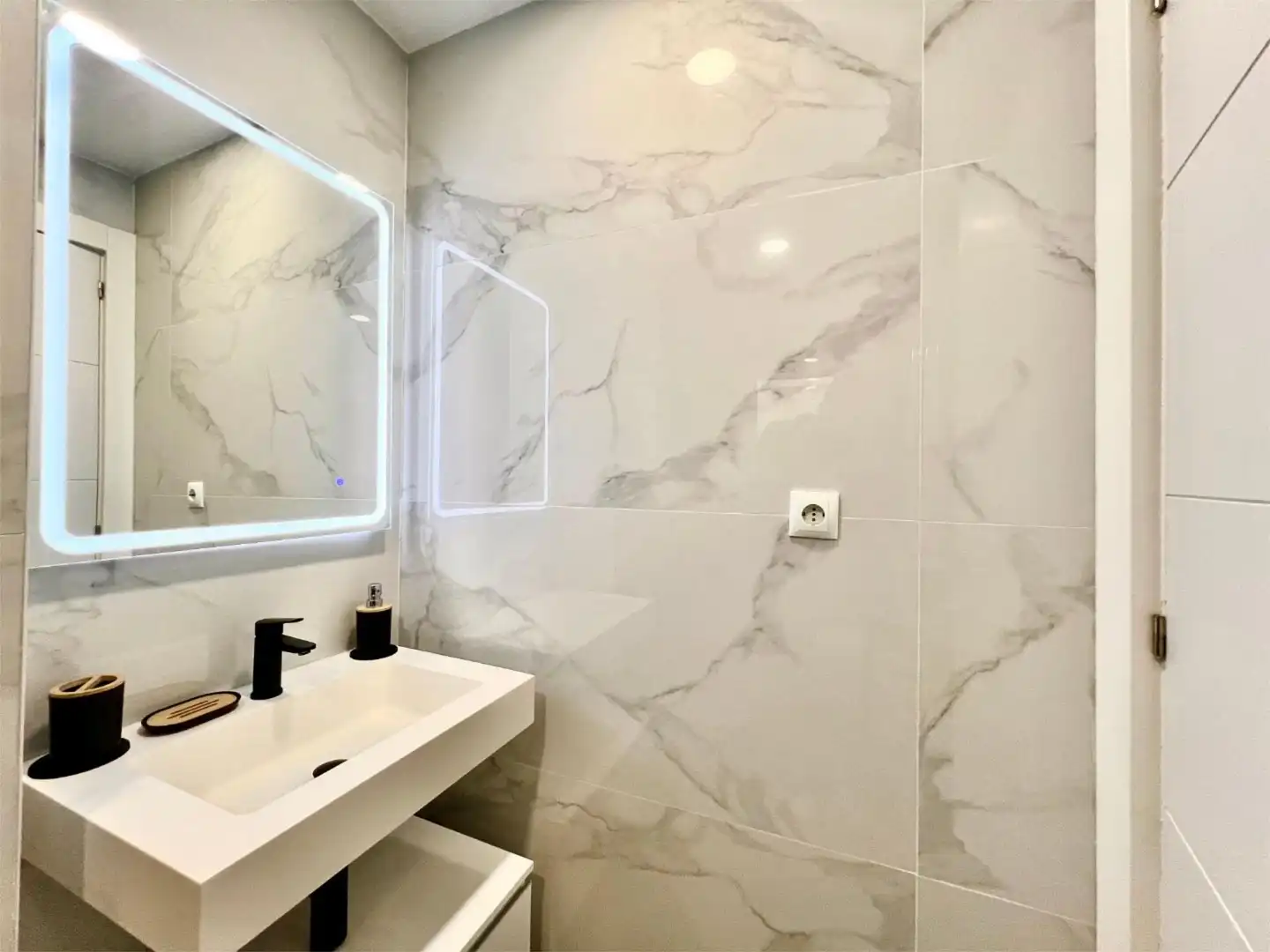 Badezimmer von Wohnung zur Miete in Torrevieja mit Klimaanlage, Heizung und Terrasse
