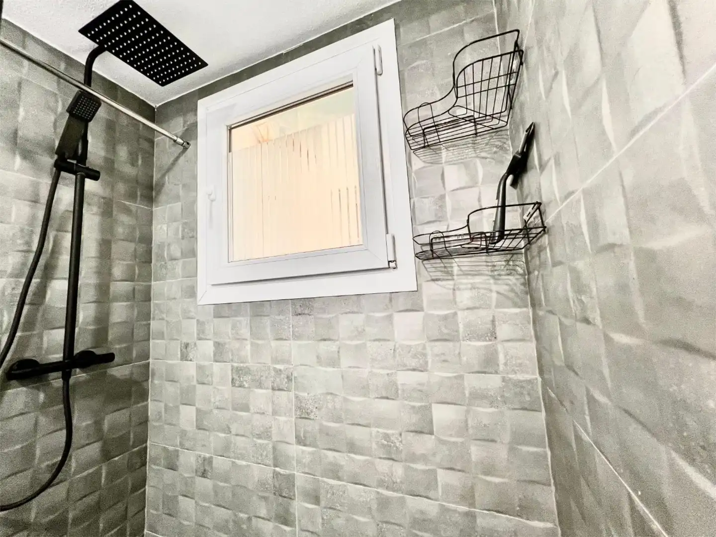 Badezimmer von Wohnung zur Miete in Torrevieja mit Klimaanlage, Heizung und Terrasse