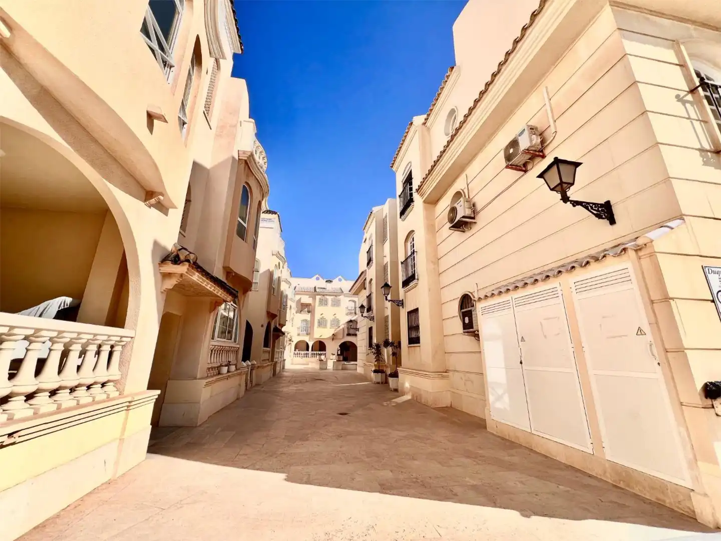 Außenansicht von Wohnung zur Miete in Torrevieja mit Klimaanlage, Heizung und Terrasse