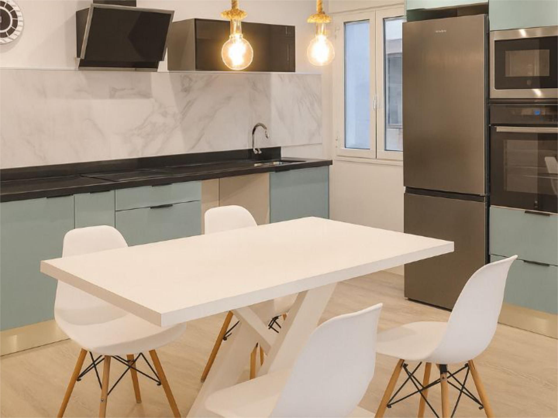 Cuina de Pis en venda en León Capital  amb Terrassa i Balcó