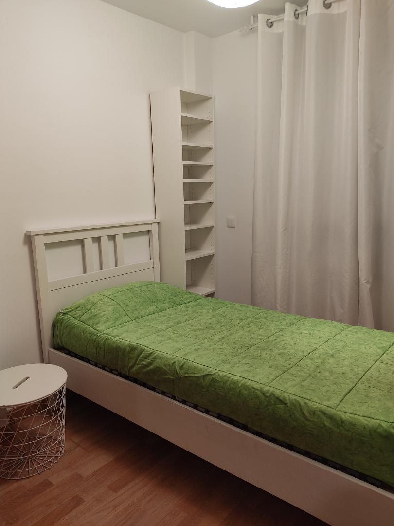 Bedroom of Flat to share in Parla  with Heating, Parquet flooring and Swimming Pool