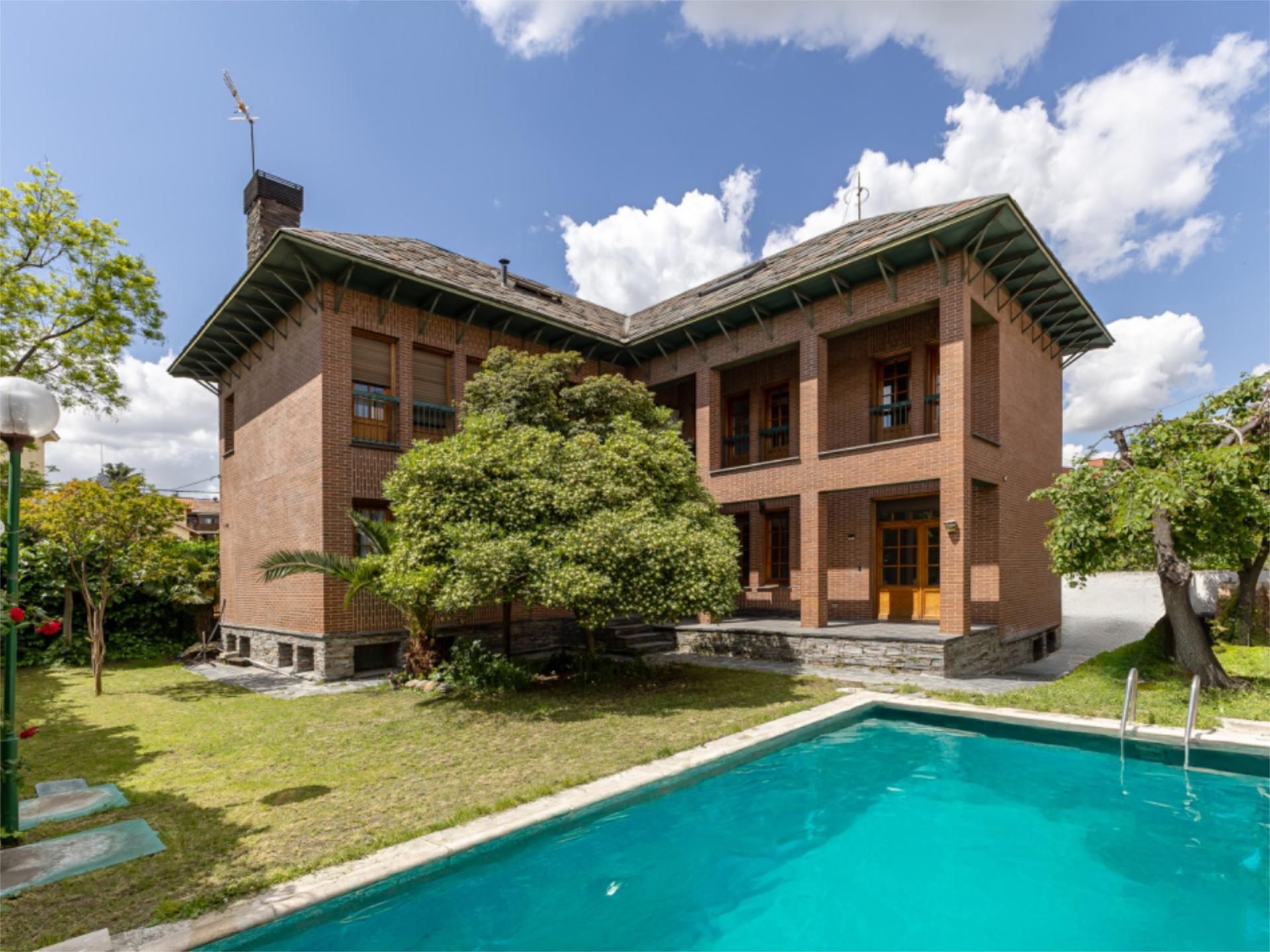 Exterior view of Study to share in  Madrid Capital  with Air Conditioner, Private garden and Parquet flooring