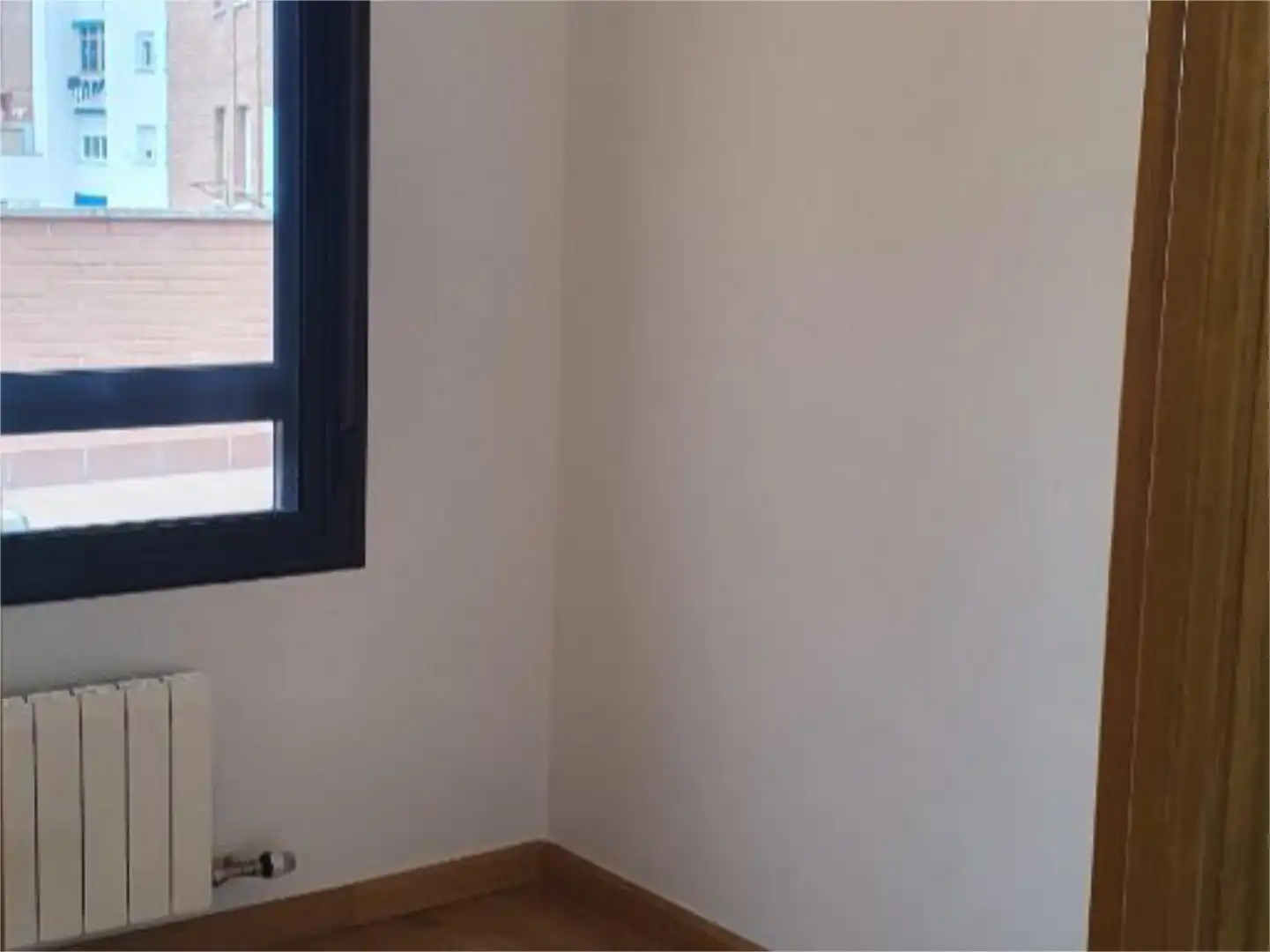Pis en venda a Calle de la Via, 19, Vadillos Dormitori de Pis en venda en Valladolid amb Calefacció, Parquet i Terrassa