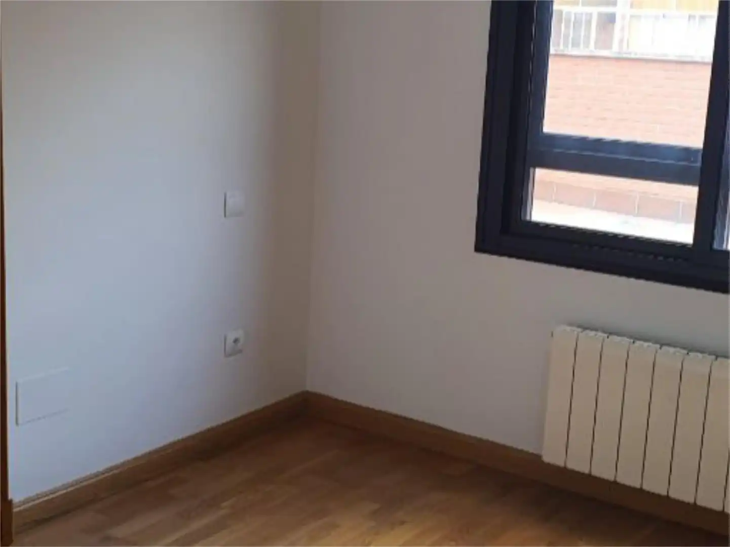 Pis en venda a Calle de la Via, 19, Vadillos Dormitori de Pis en venda en Valladolid amb Calefacció, Parquet i Terrassa