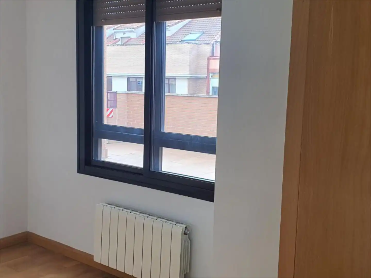 Pis en venda a Calle de la Via, 19, Vadillos Dormitori de Pis en venda en Valladolid amb Calefacció, Parquet i Terrassa