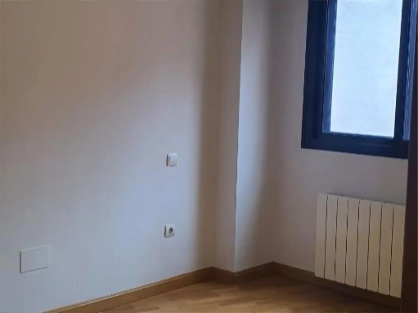 Pis en venda a Calle de la Via, 19, Vadillos Dormitori de Pis en venda en Valladolid amb Calefacció, Parquet i Terrassa