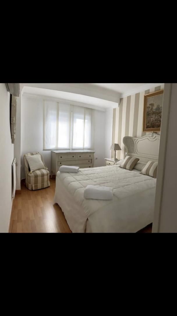 Dormitori de Pis de lloguer en  Granada Capital amb Aire condicionat, Terrassa i Balcó