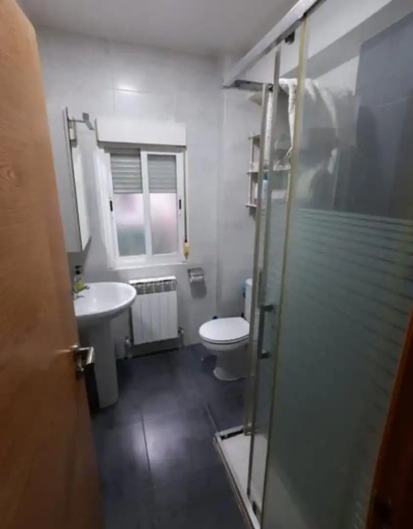 Piso en venta en Calle de San Bernardo, 46, Universidad - Malasaña Baño de Piso en venta en Madrid con Calefacción, Amueblado y Lavadora