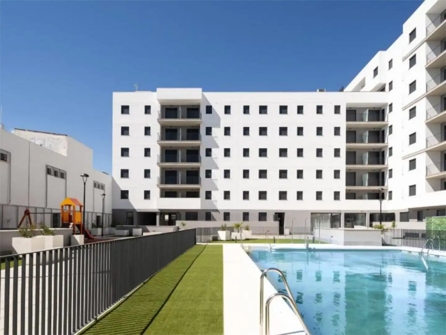 Außenansicht von Wohnung zum Verkauf in  Sevilla Capital mit Klimaanlage, Terrasse und Schwimmbad