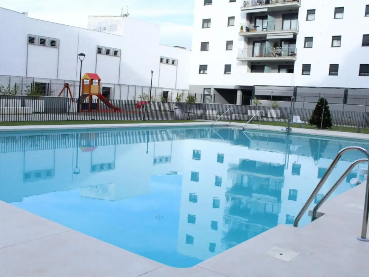 Schwimmbecken von Wohnung zum Verkauf in  Sevilla Capital mit Klimaanlage, Terrasse und Schwimmbad