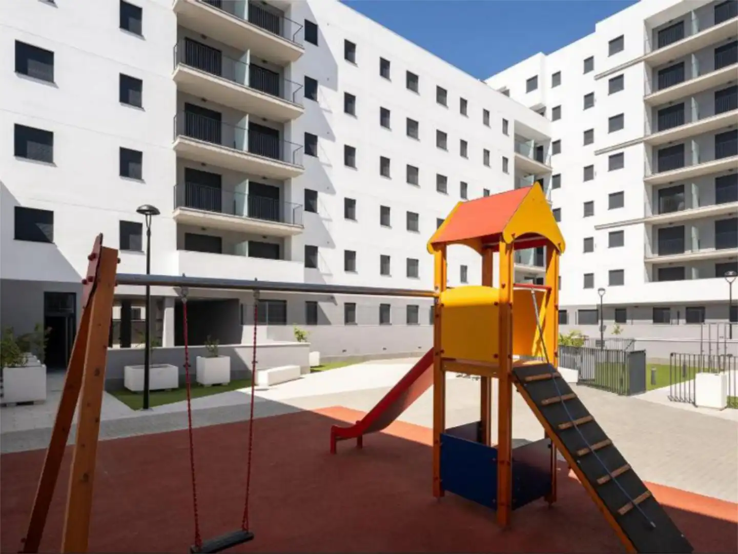 Außenansicht von Wohnung zum Verkauf in  Sevilla Capital mit Klimaanlage, Terrasse und Schwimmbad