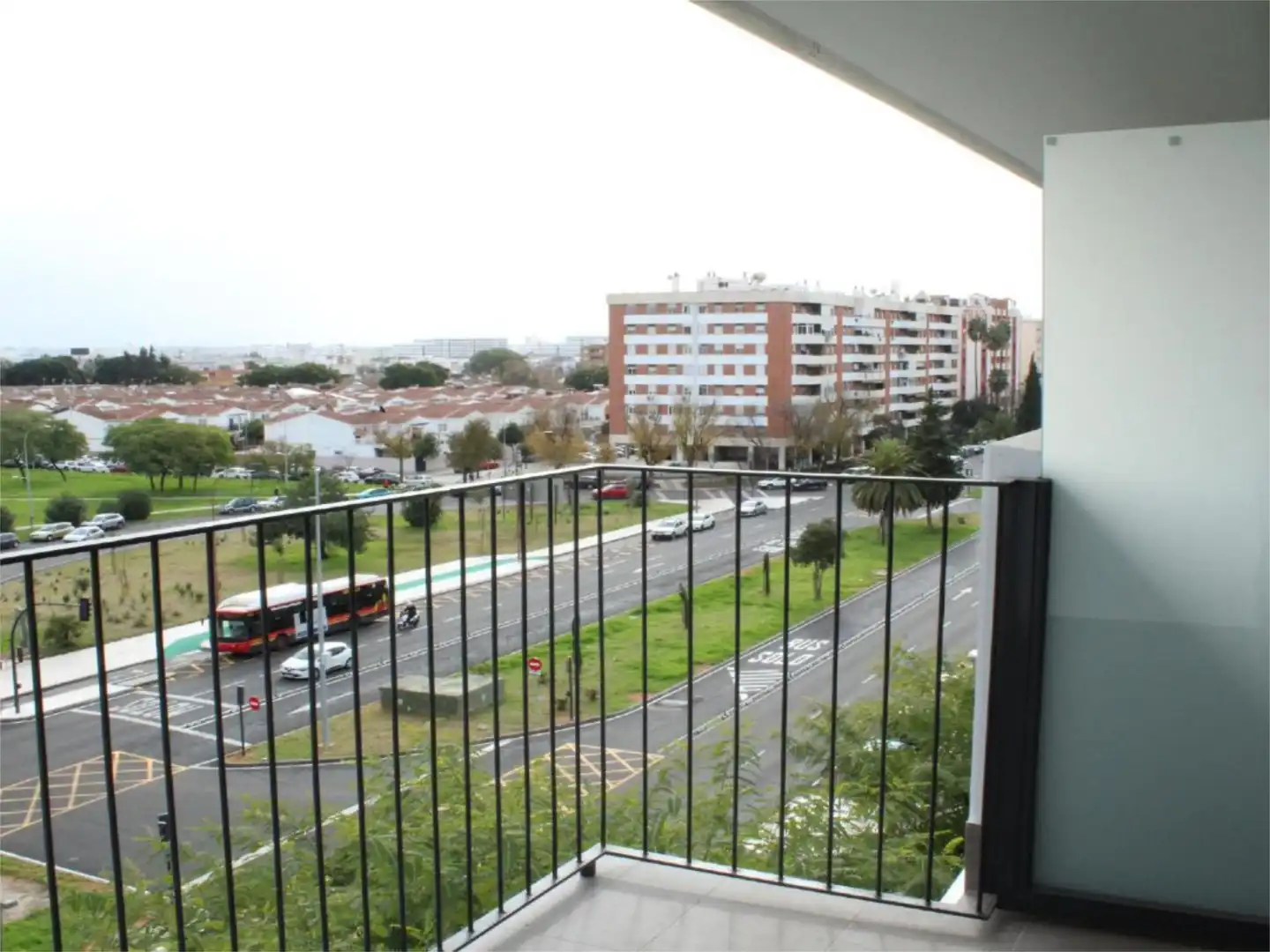 Außenansicht von Wohnung zum Verkauf in  Sevilla Capital mit Klimaanlage, Terrasse und Schwimmbad