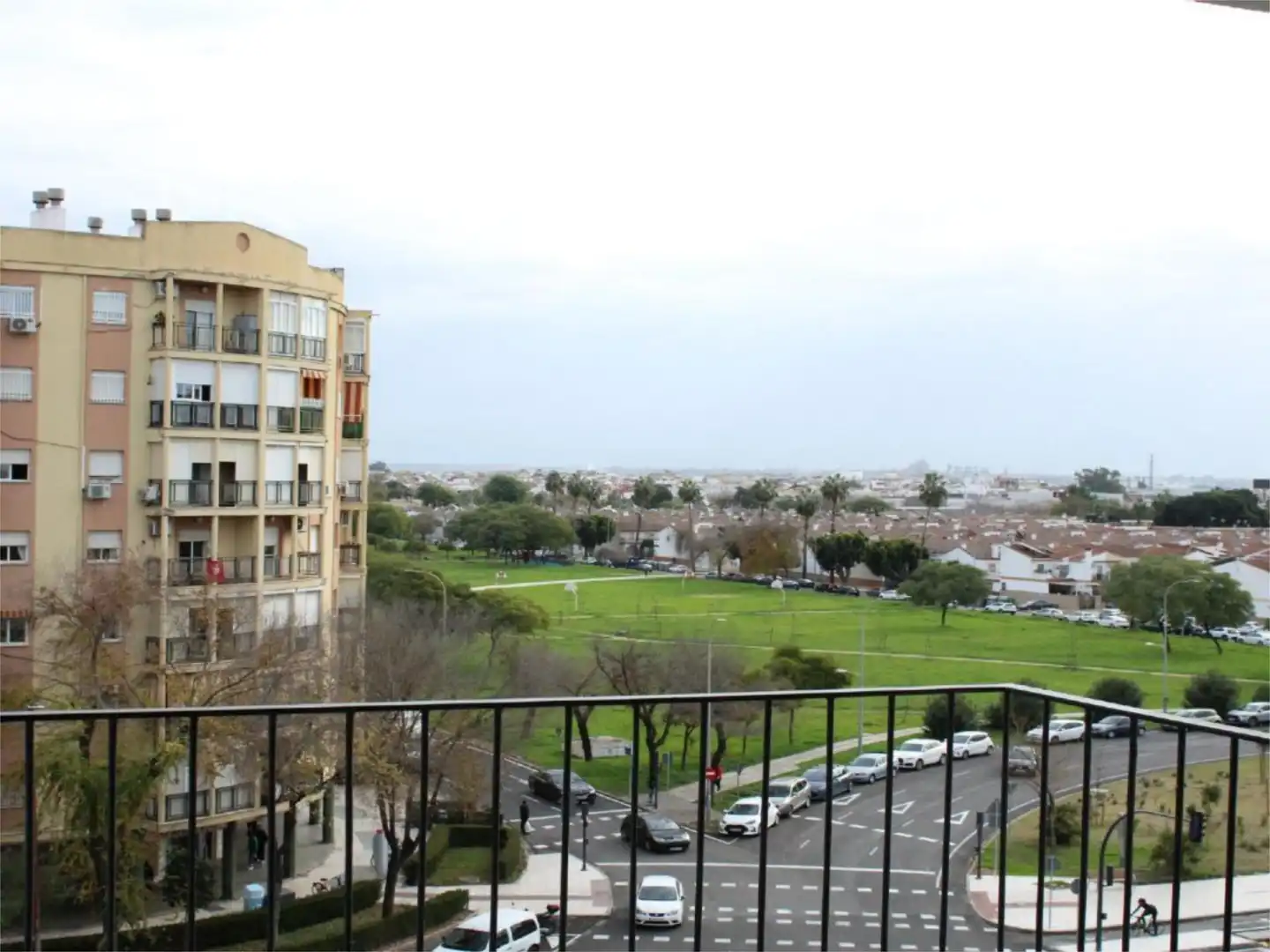 Außenansicht von Wohnung zum Verkauf in  Sevilla Capital mit Klimaanlage, Terrasse und Schwimmbad