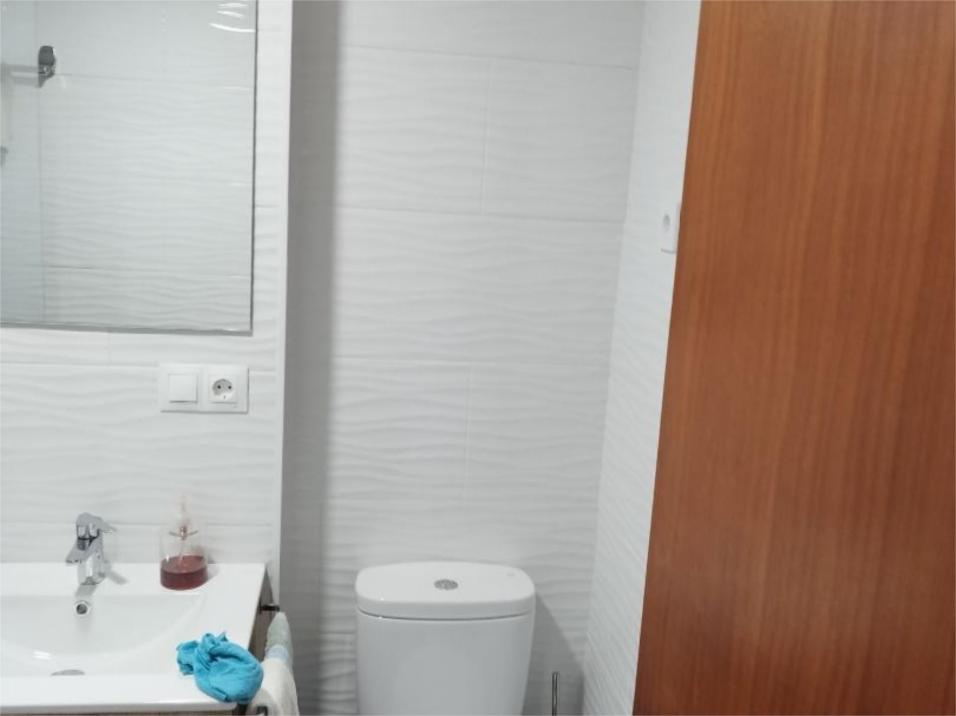 Bany de Pis de lloguer en Almanza amb Calefacció, Moblat i Aparcament comunitari