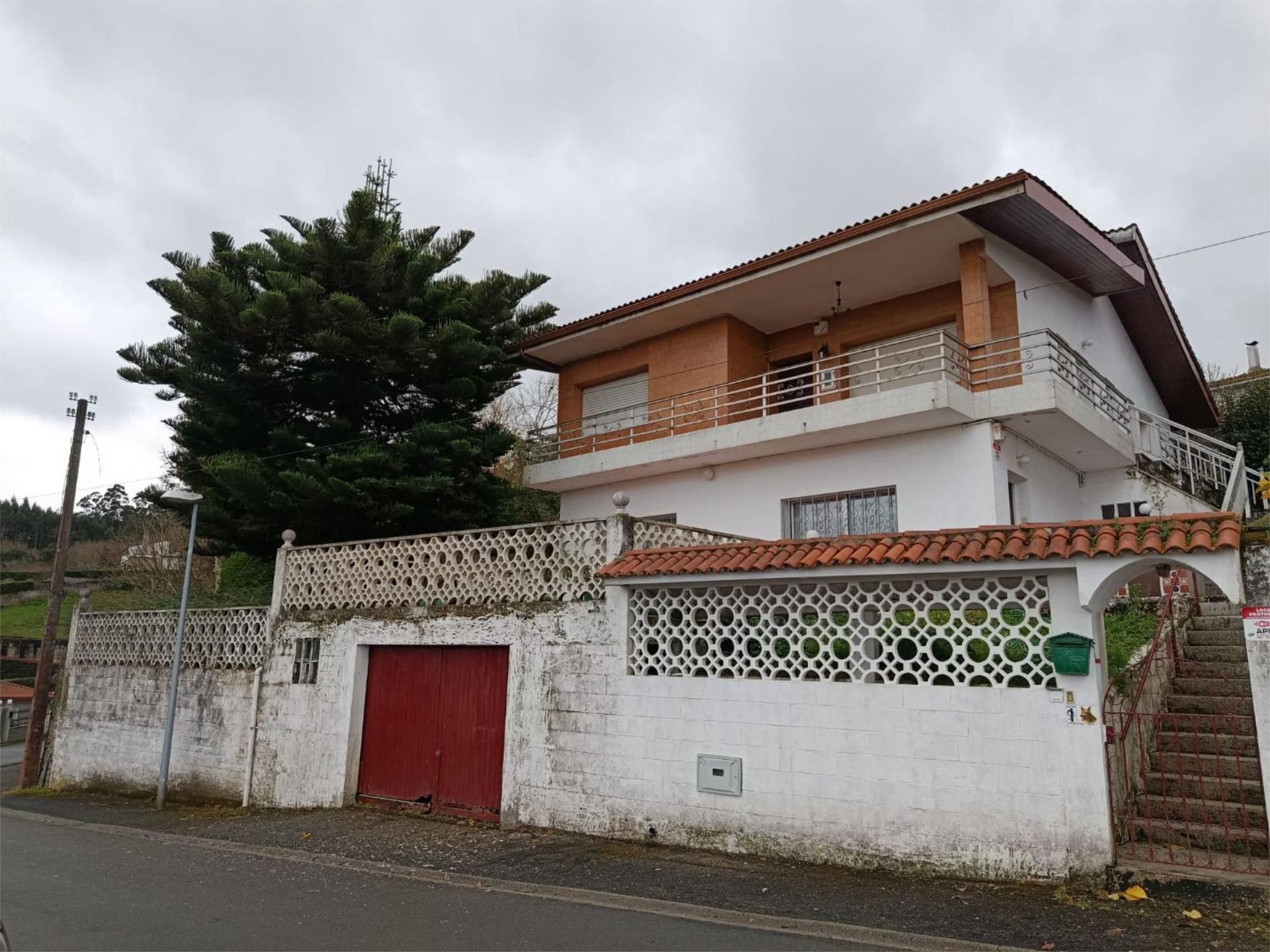 Vista exterior de Piso en venta en Oleiros con Calefacción, Jardín privado y Terraza