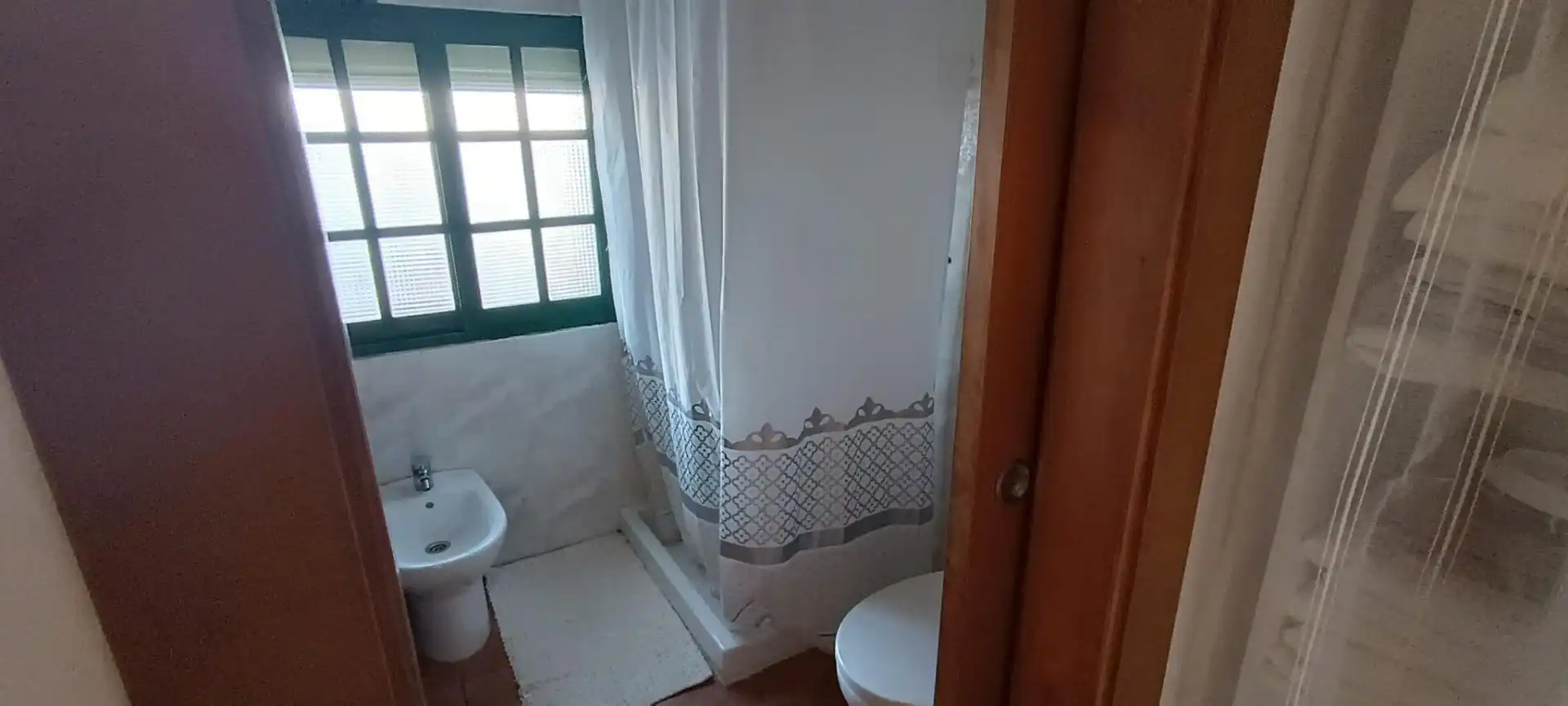 Casa adosada en venta en Calle Divina Pastora, 14, Facinas Baño de Casa adosada en venta en Tarifa con Terraza y Balcón