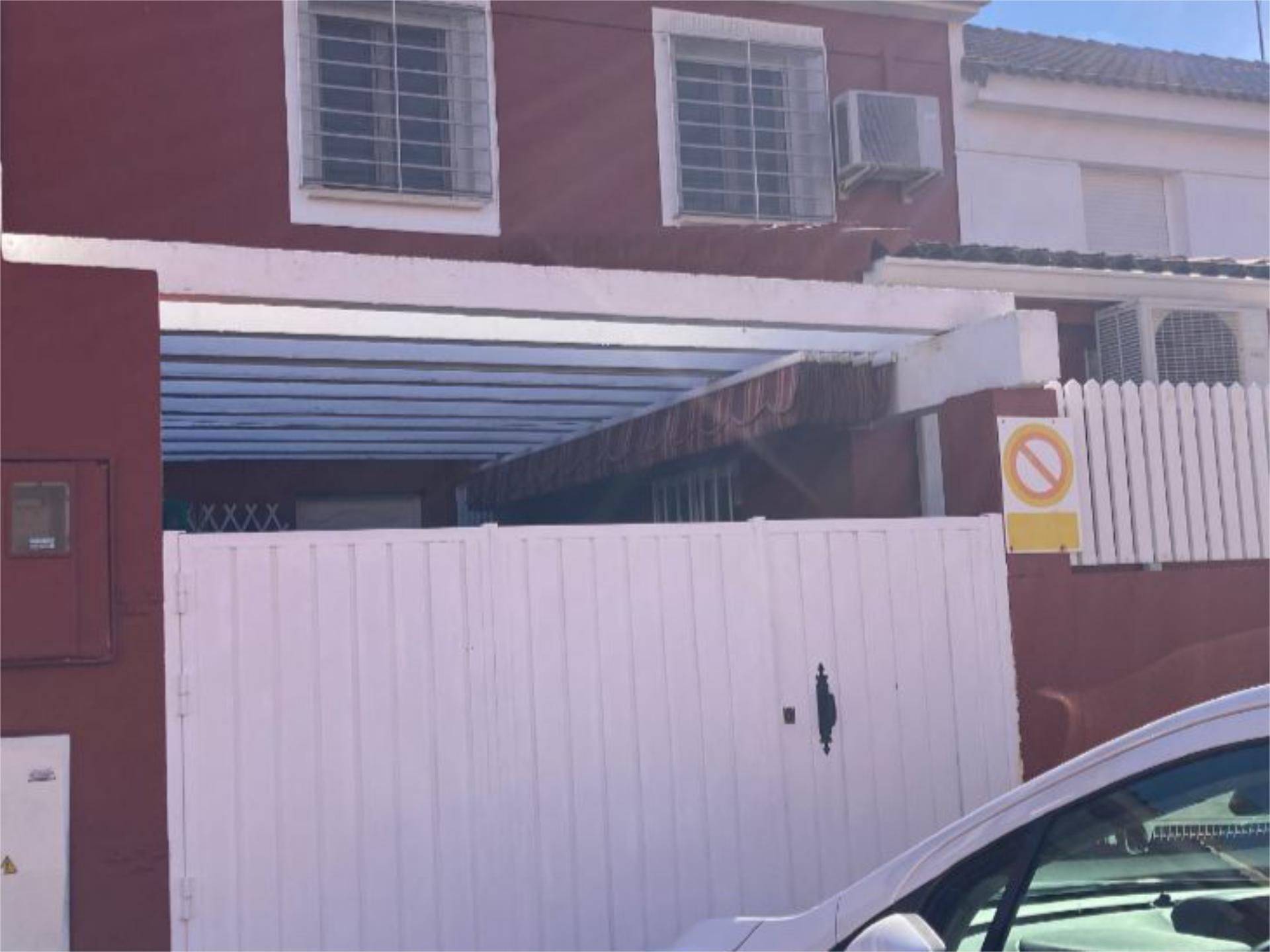 Aparcament de Casa adosada en venda en Dos Hermanas amb Aire condicionat i Piscina