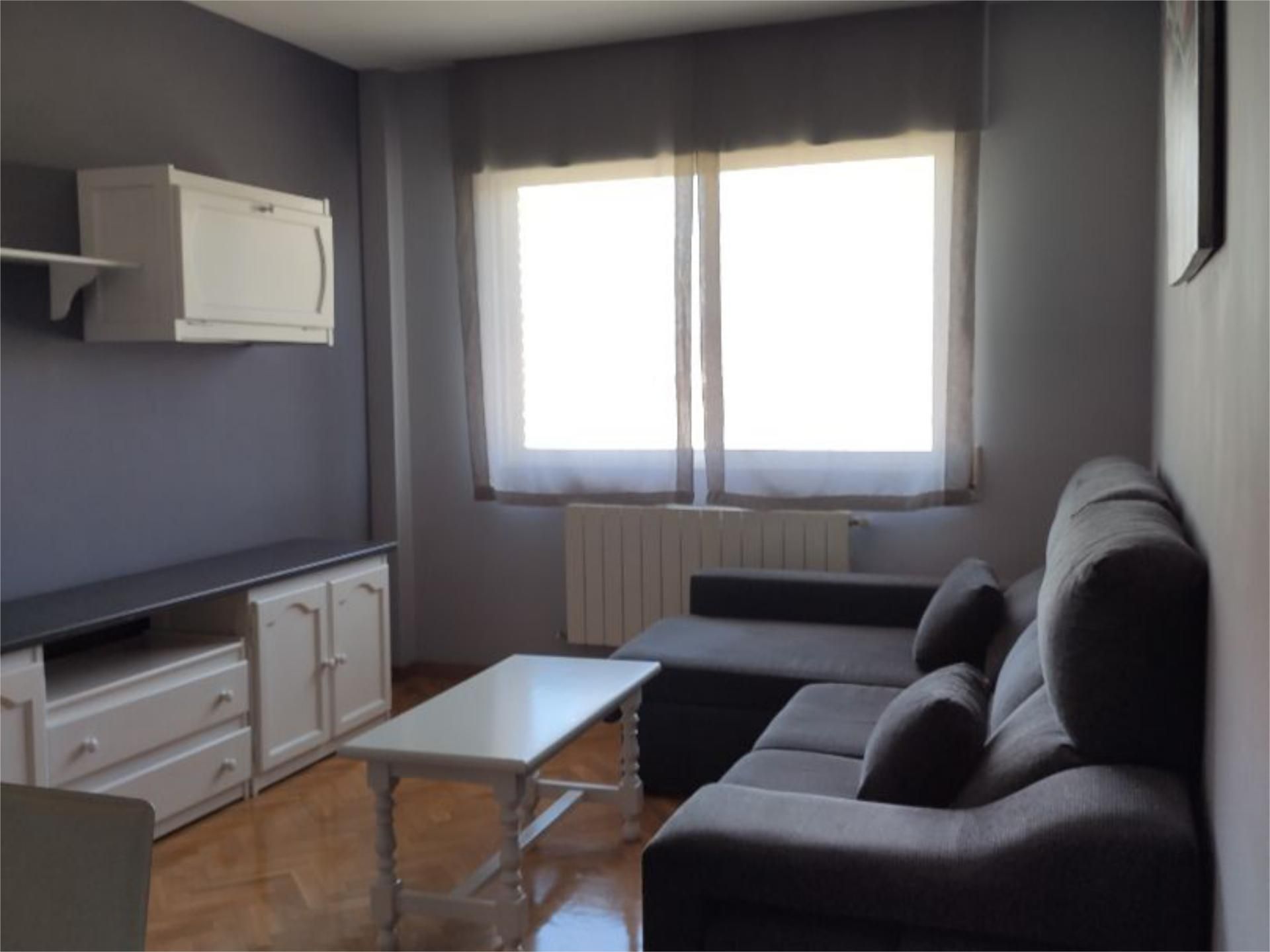 Piso en venta en Calle el Chopo, 28, La Lastrilla Sala de estar de Piso en venta en La Lastrilla con Calefacción, Parquet y Piscina