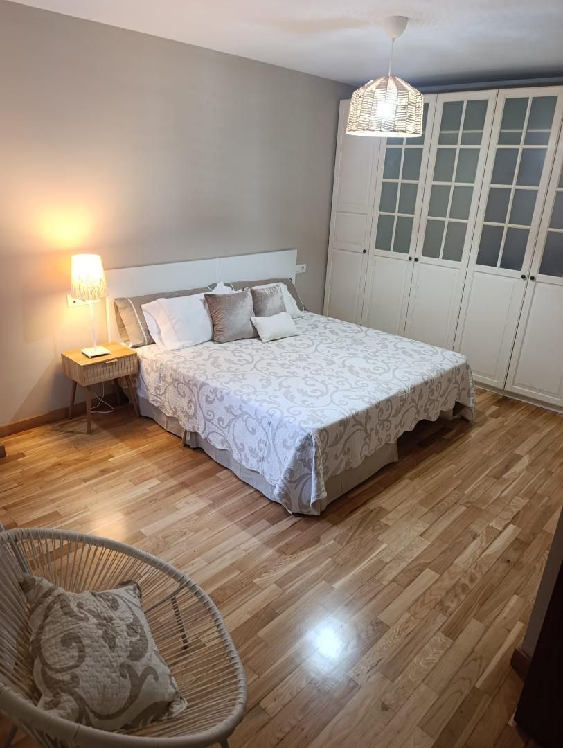 Dormitori de Apartament en venda en Corvera de Asturias amb Calefacció, Parquet i Moblat