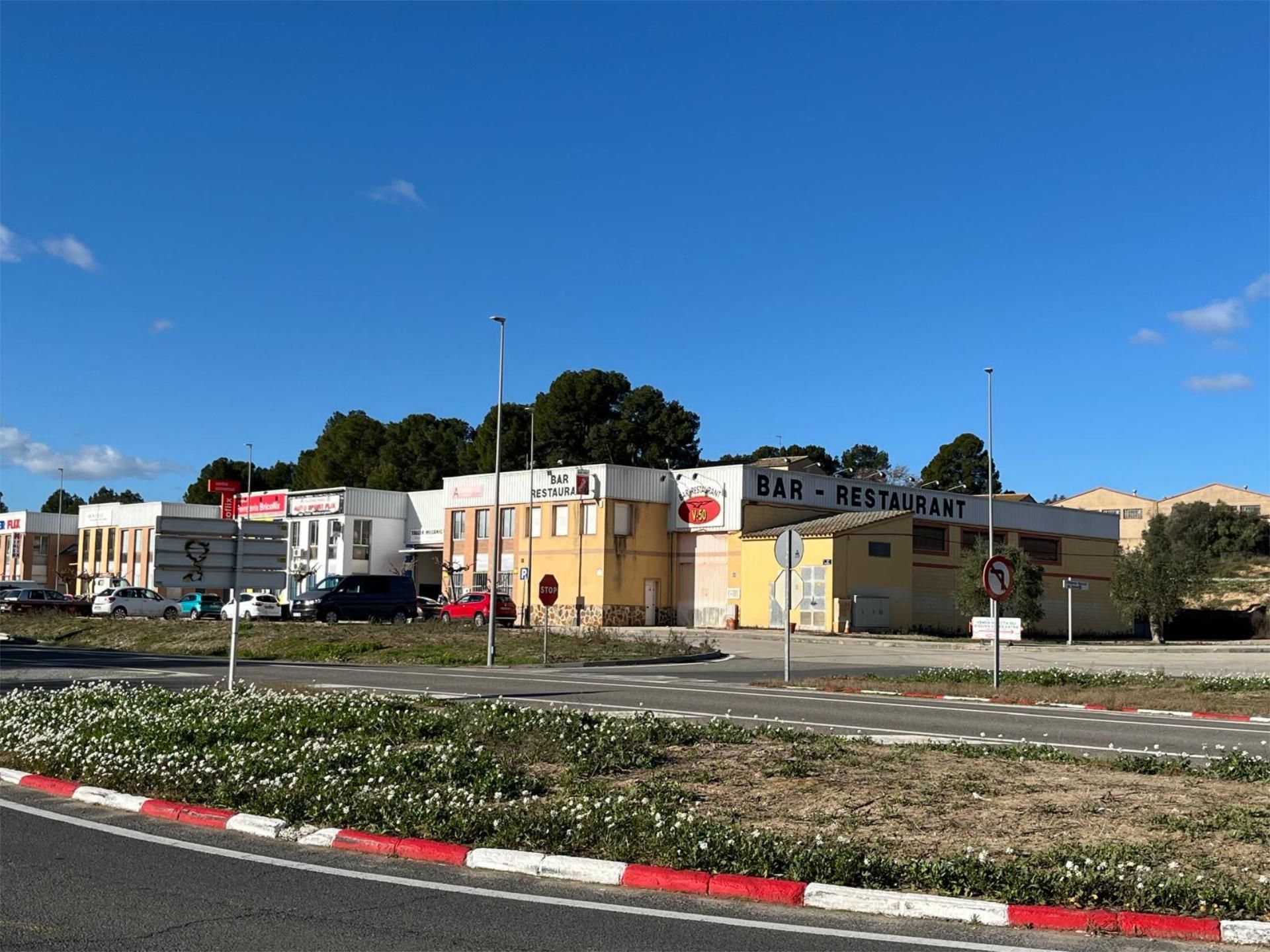 Vista exterior de Local en venda en Flix amb Aire condicionat