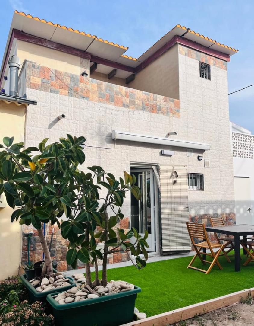 Vista exterior de Casa adosada de lloguer en Dénia amb Aire condicionat, Calefacció i Jardí privat