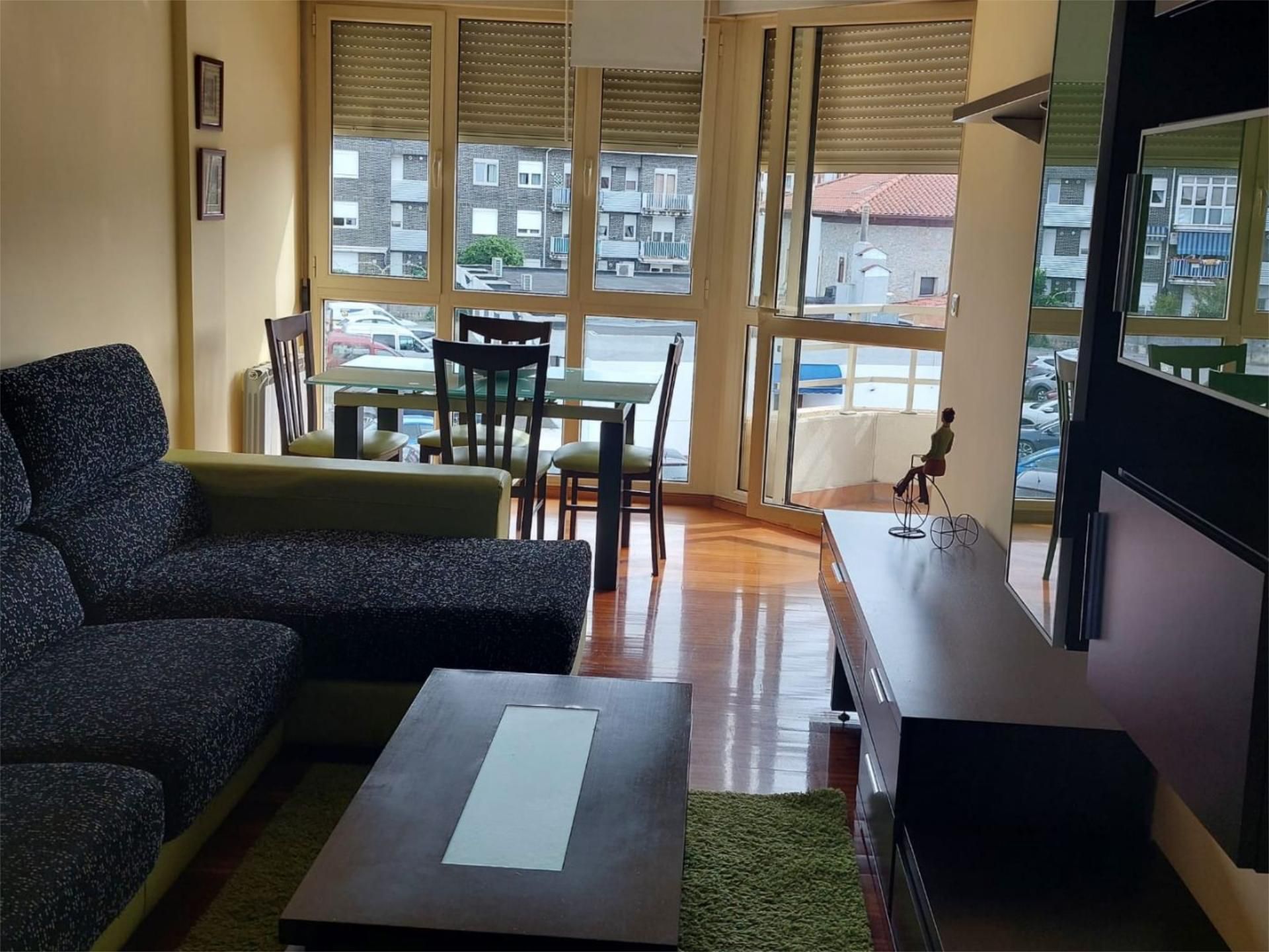 Sala de estar de Piso de alquiler en Bárcena de Cicero con Calefacción, Parquet y Terraza