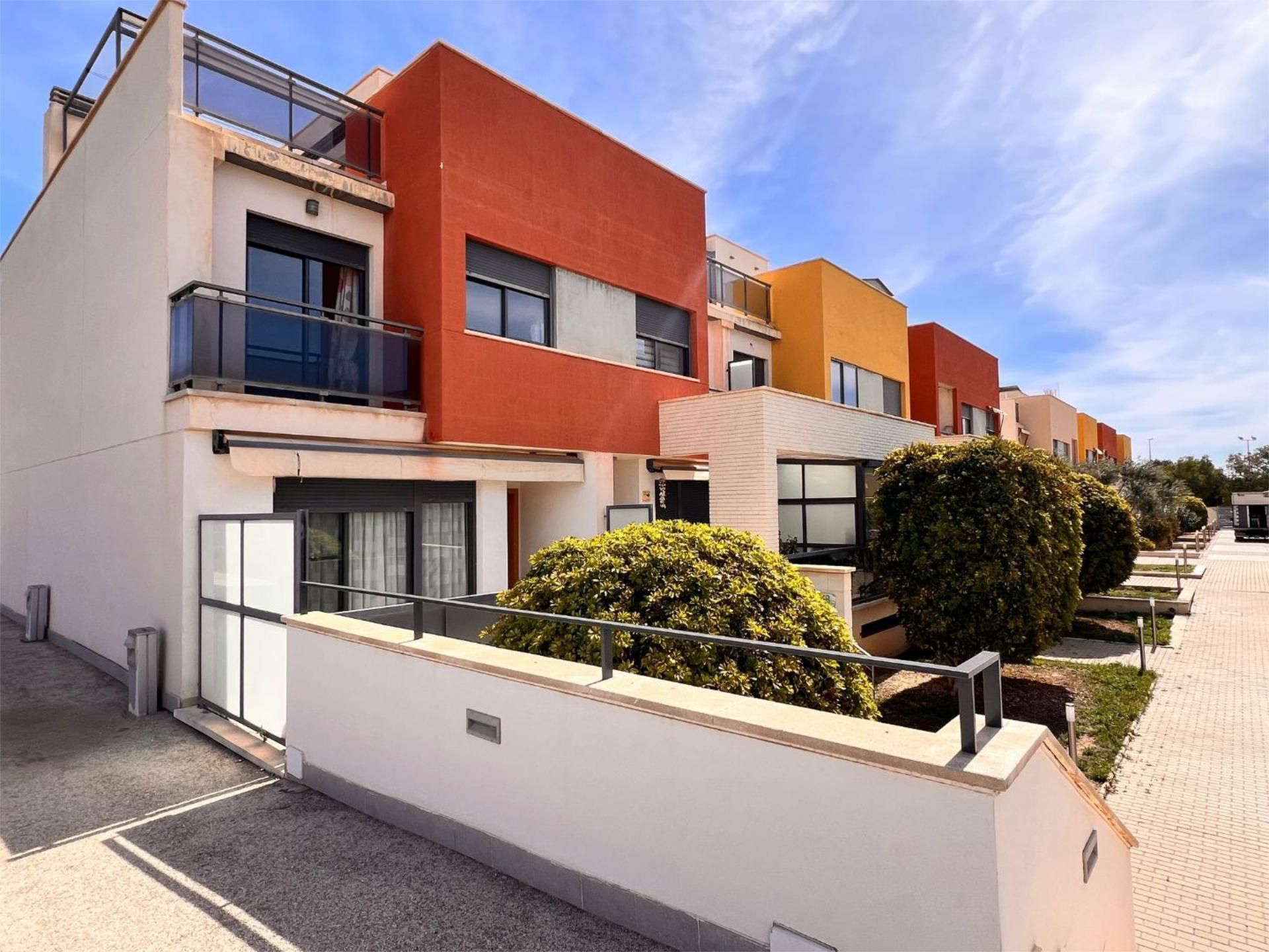 Vista exterior de Casa adosada de lloguer en Mutxamel amb Aire condicionat, Terrassa i Piscina