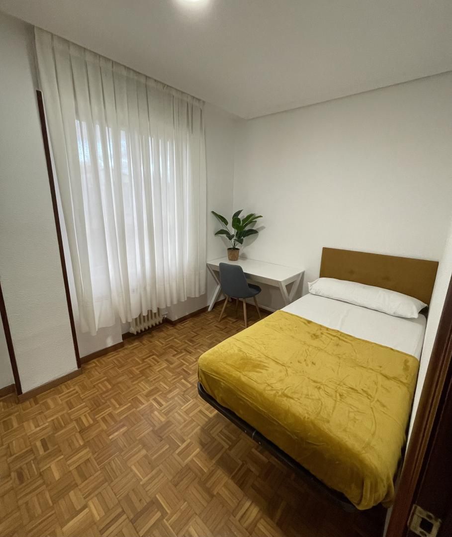 Flat to share in Calle General Vara de Rey, 79, Cascajos - Piqueras