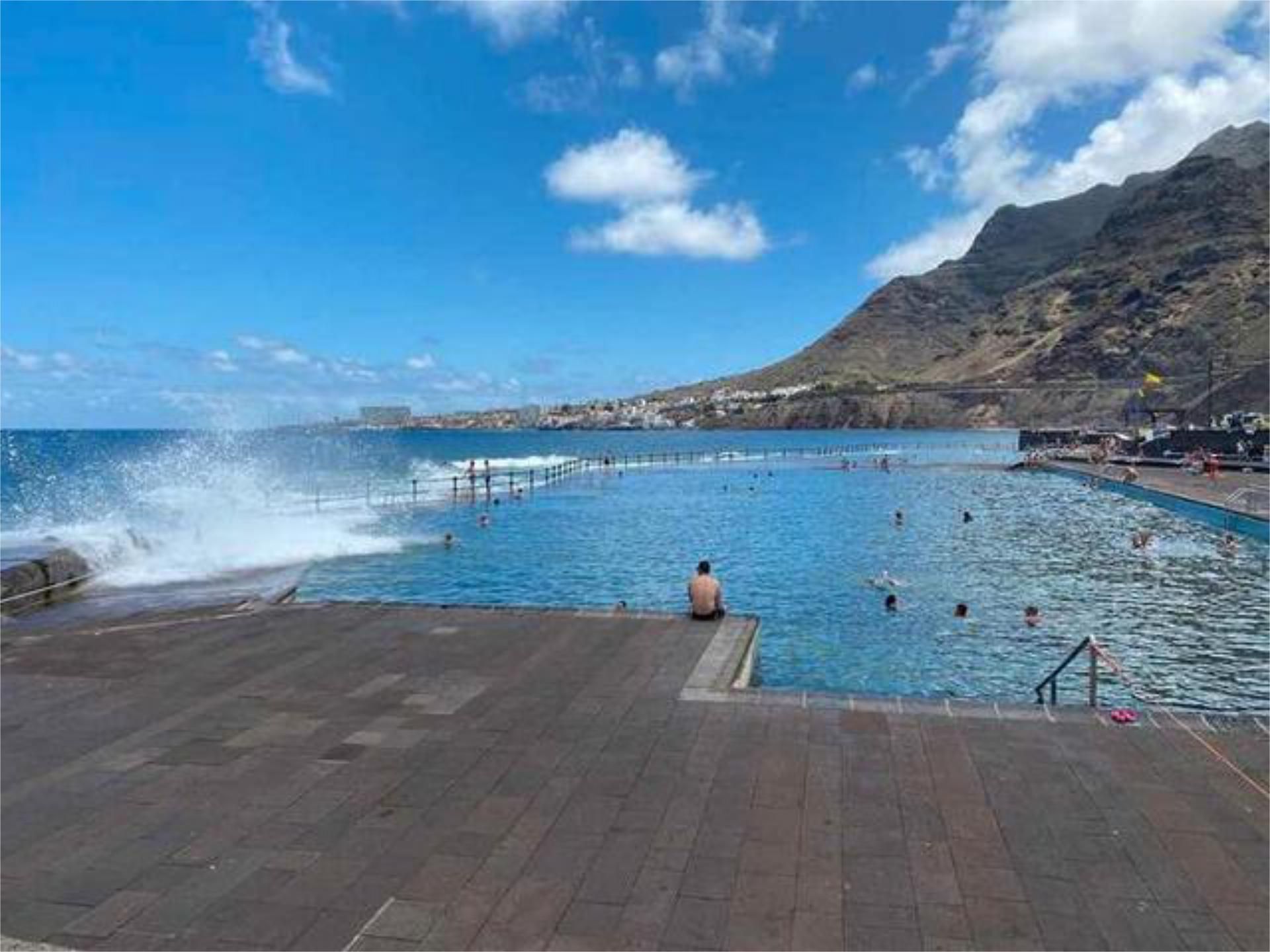 Swimming pool of Flat for sale in San Cristóbal de la Laguna