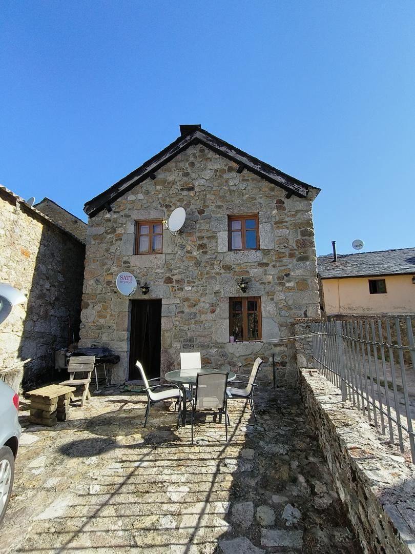 Country house for sale in Calle Cebolledo, 2, Cabrillanes Exterior view of Country house for sale in Cabrillanes